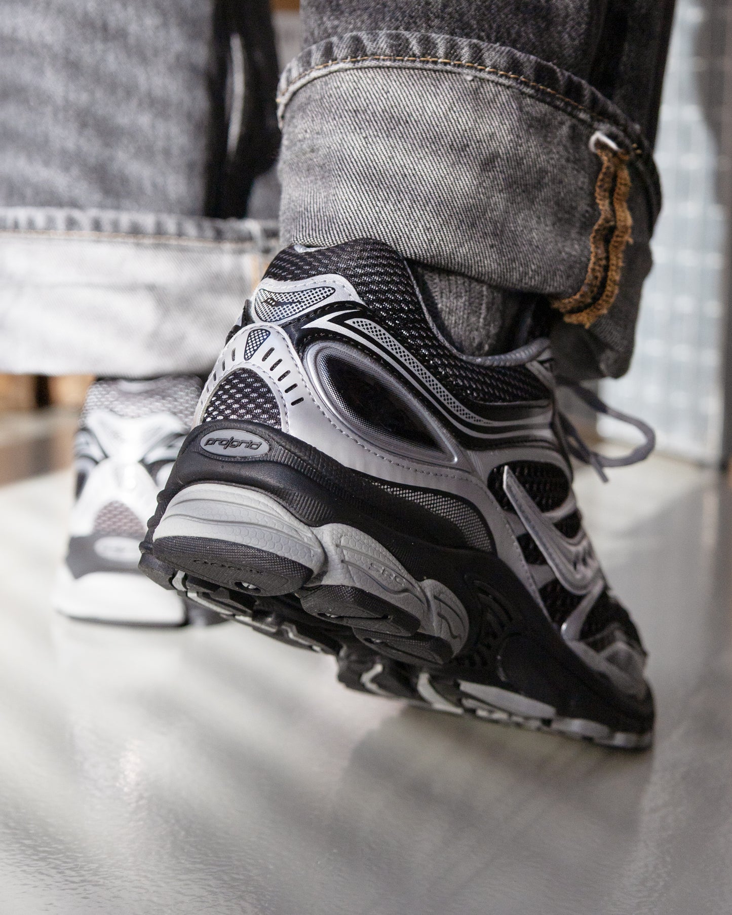 Saucony "Progrid Omni 9 - Black/Silver"